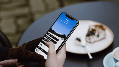 persona con un movil
