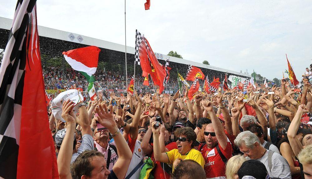 Un grupo de aficionados celebra una victoria en la F1
