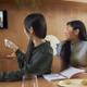 Dos amigas utilizan su dispositivo Chromecast con Google TV