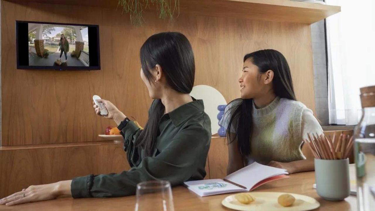 Dos amigas utilizan su dispositivo Chromecast con Google TV