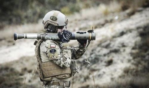 Soldados prueban un lanzacohetes RPG-75M