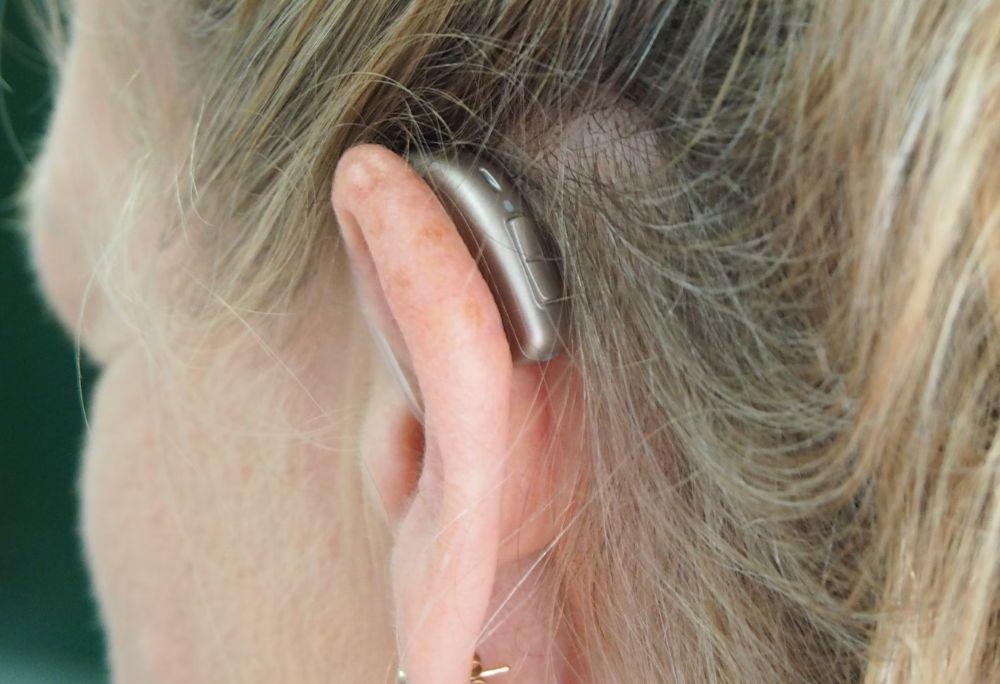 Audífono en una oreja