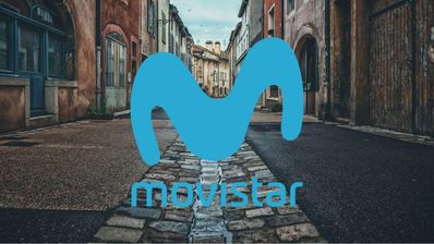 Las calles de un pueblo y el logo de Movistar en el centro