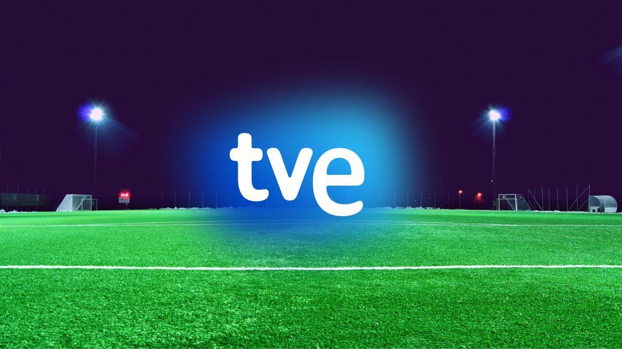 Logo de TVE sobre un campo de fútbol