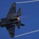 Un caza furtivo F-35 volando por el cielo