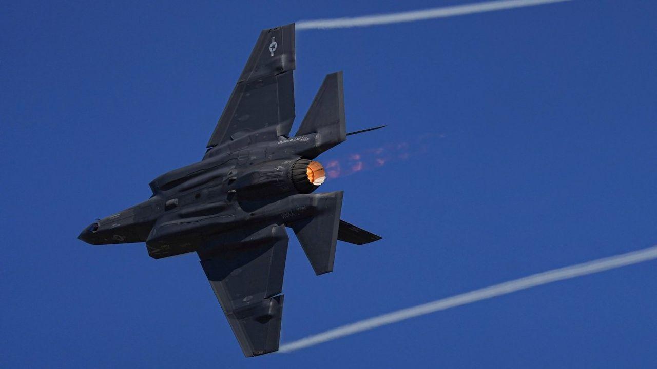 Un caza furtivo F-35 volando por el cielo
