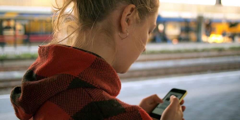 Una chica desbloque su terminal con un método de seguridad