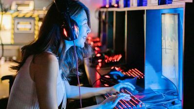 Una gamer disfrutando de juegos de Steam