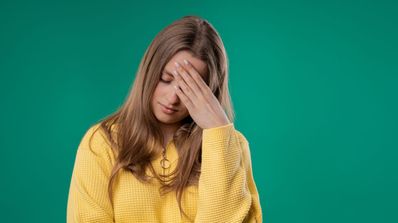 Una chica se resigna y se lleva la mano a la cabeza
