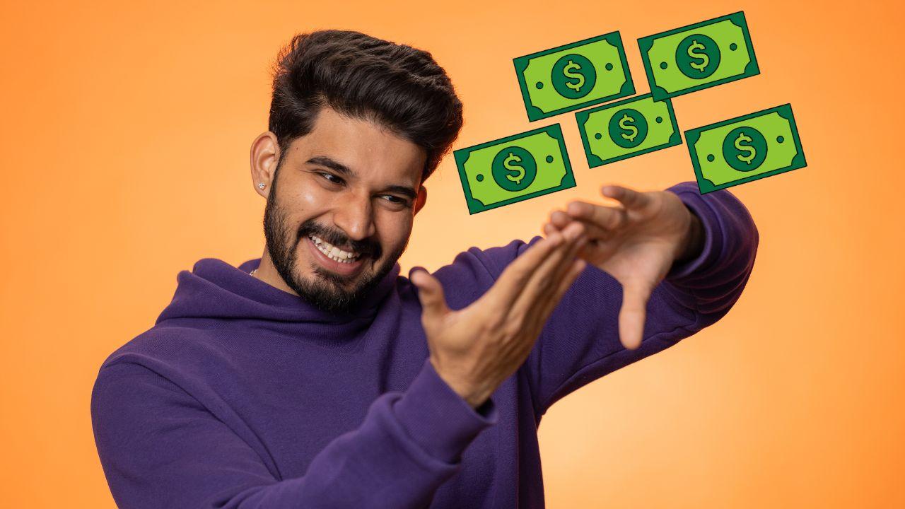 Un chico muy feliz lanzando billetes de dólar