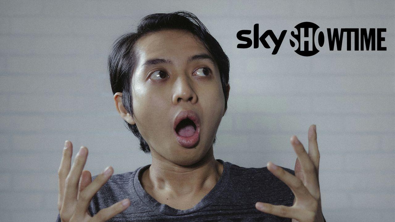 Un chico se sorprende y mira al logo de SkyShowtime