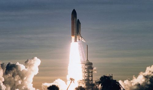 Lanzamiento de cohete con destino al espacio en una misión
