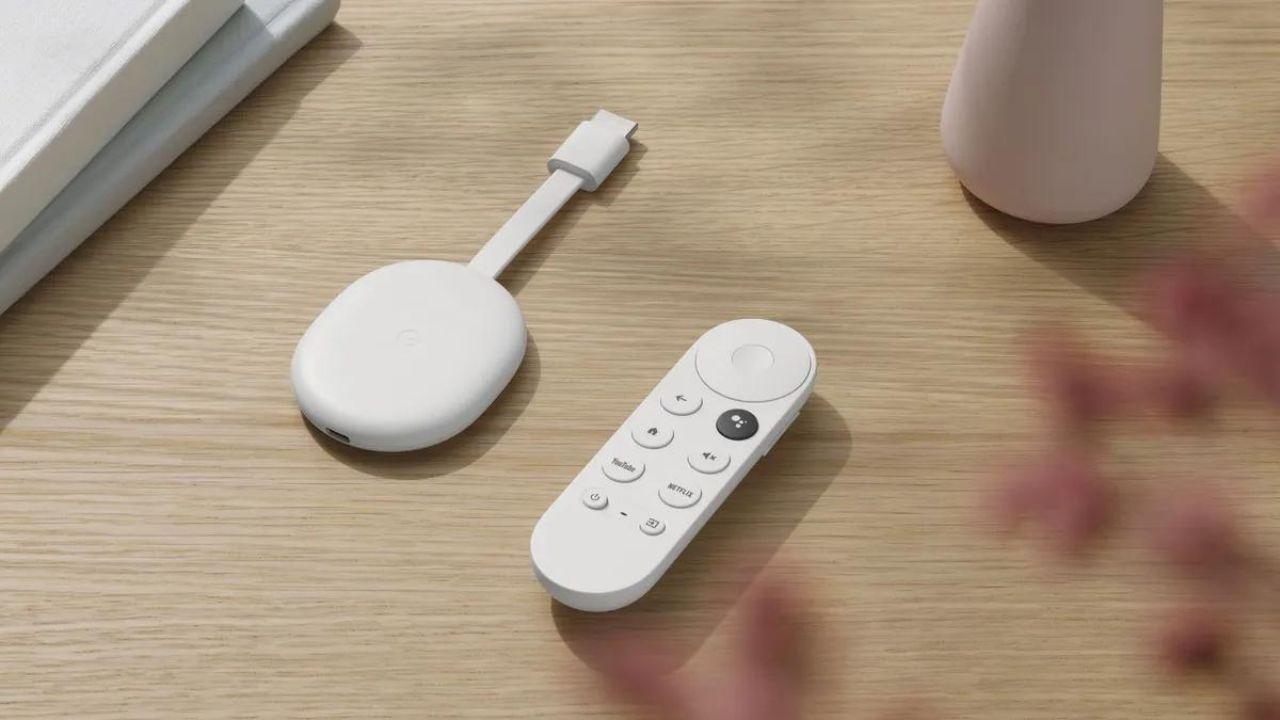 Dispositivo oficial Chromecast en su modelo clásico de color blanco