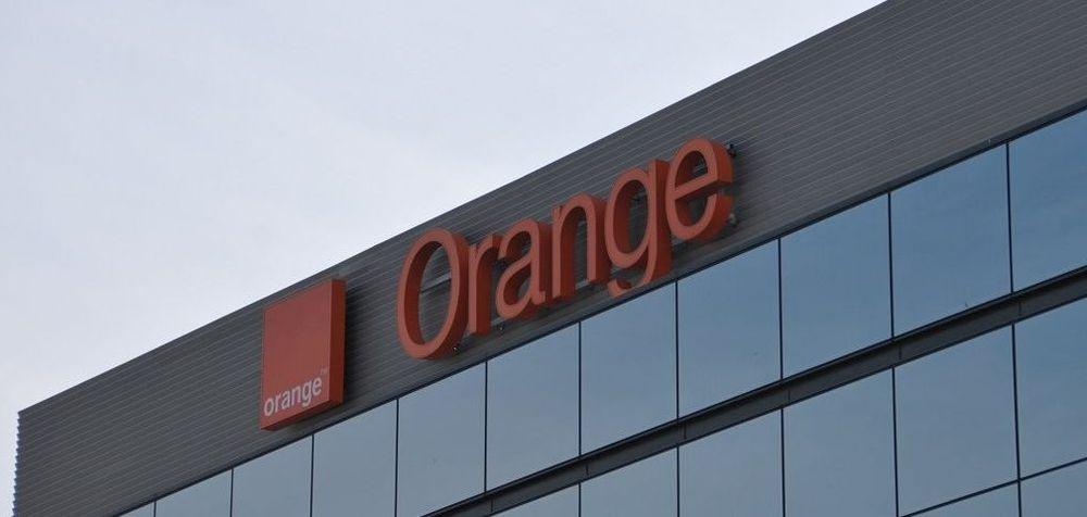 Edificio de Orange con el logo de la empresa