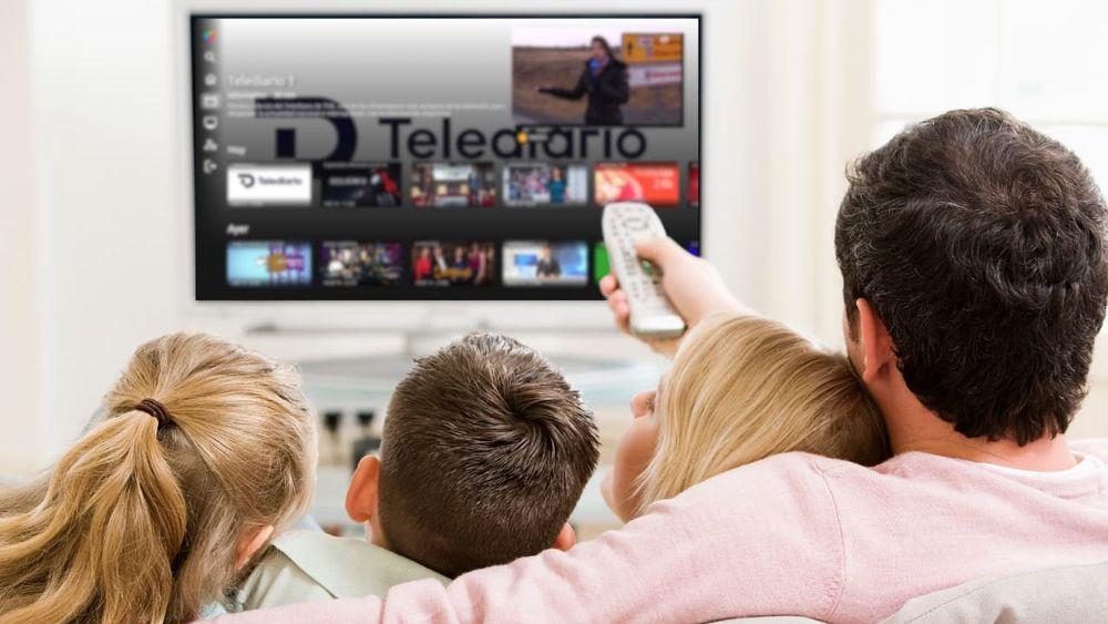 Una familia utilizando las funciones que aporta LOVEStv en su televisión
