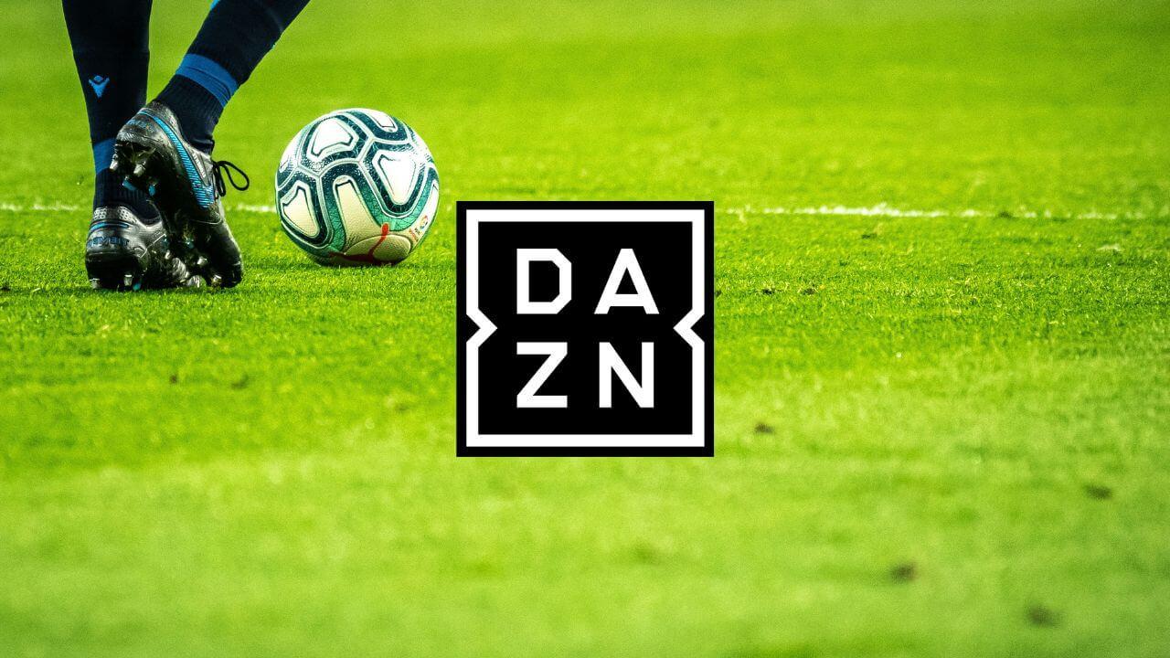 Un jugador de fútbol con el logo de DAZN en el centro