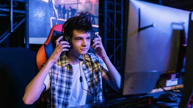 Un aficionado al gaming preparado para echarse una buena partida