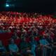 Público viendo una película en una sala de cine