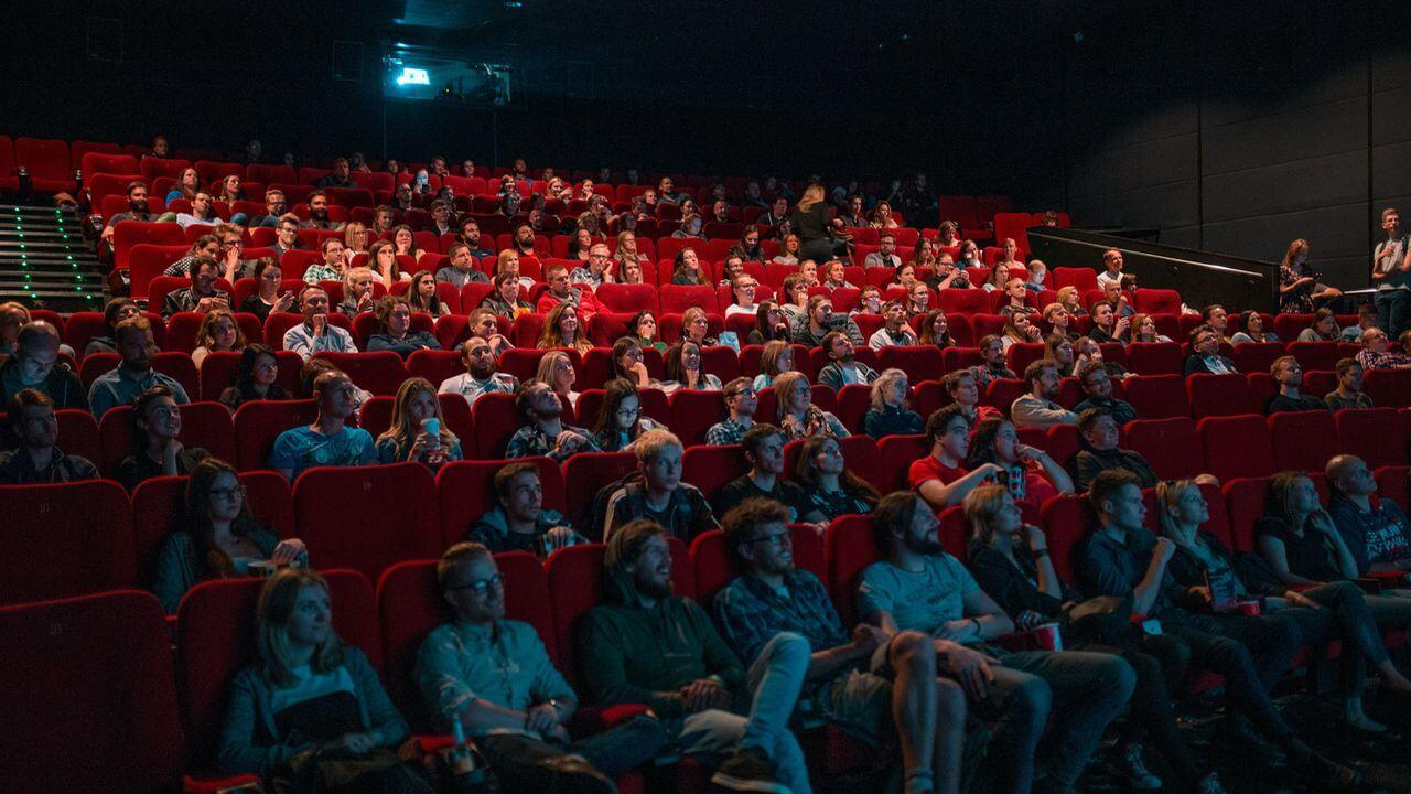 Público viendo una película en una sala de cine
