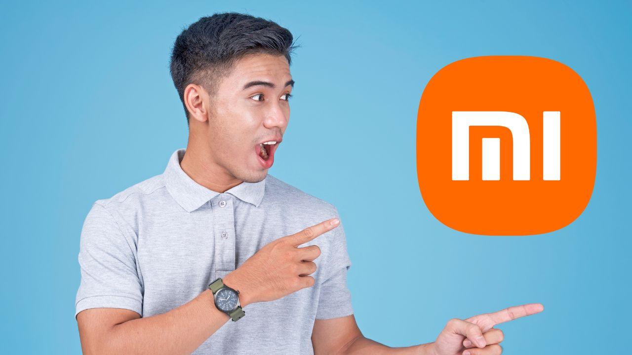 Un hombre sorprendido apuntando hacia el logo de Xiaomi