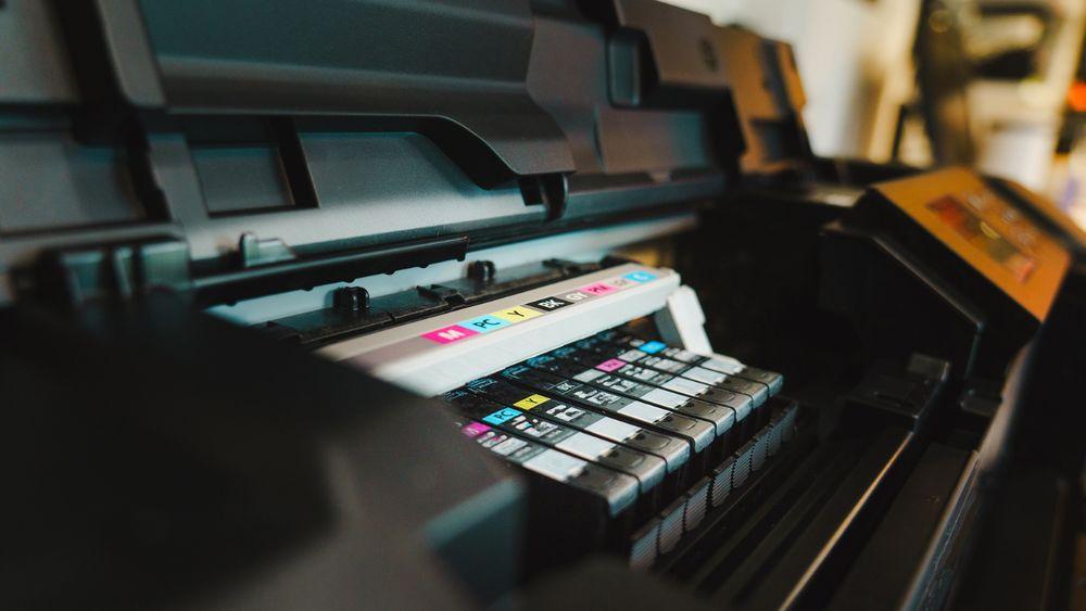 Una impresora abierta con los colores de tinta visibles