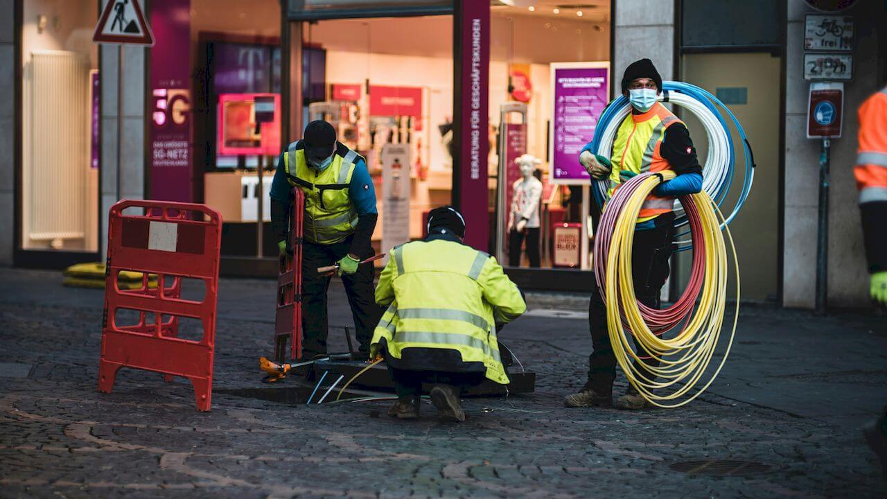 Grupo de instaladores desplegando fibra en la calle