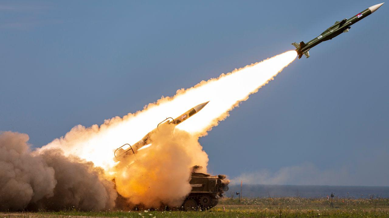 Lanzamiento de un misil desde un vehículo de combate armado