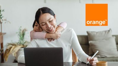 Madre trabajando con la fibra de Orange y su hija con ella