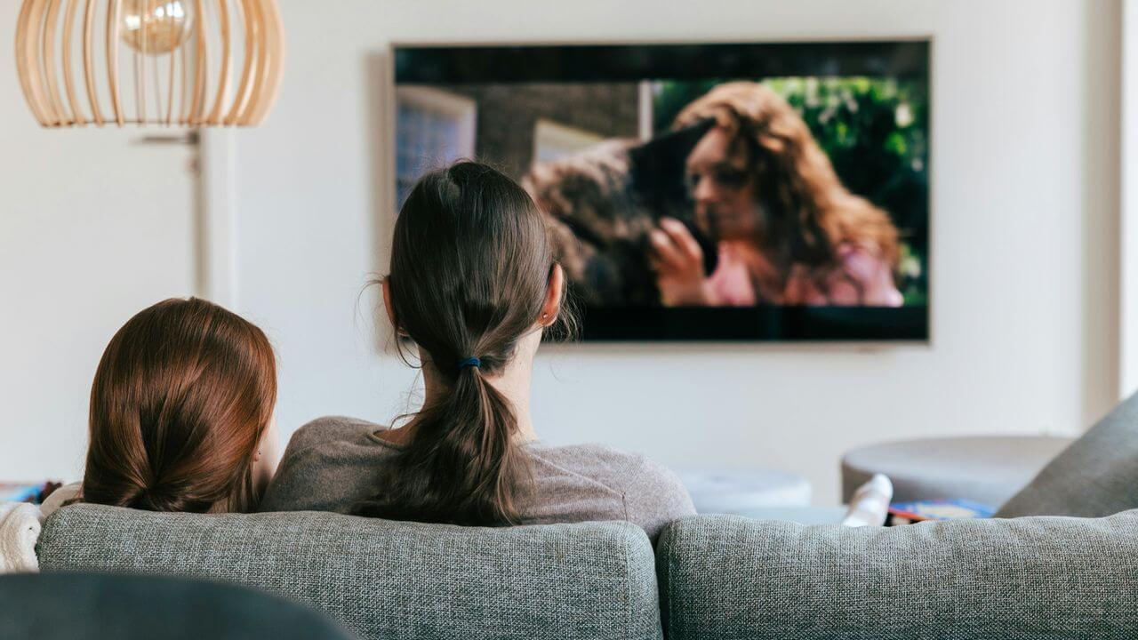 Madre e hija comparten una sesión viendo la televisión