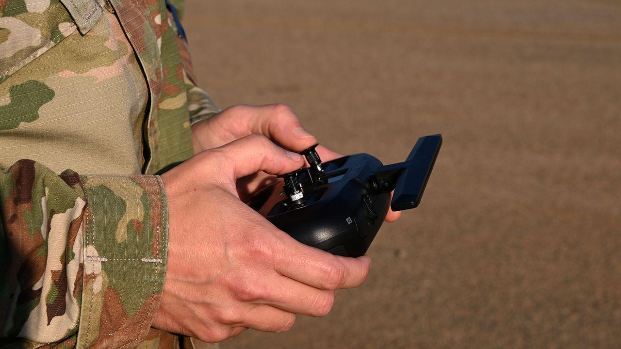 Un militar está controlando un dron ad istancia