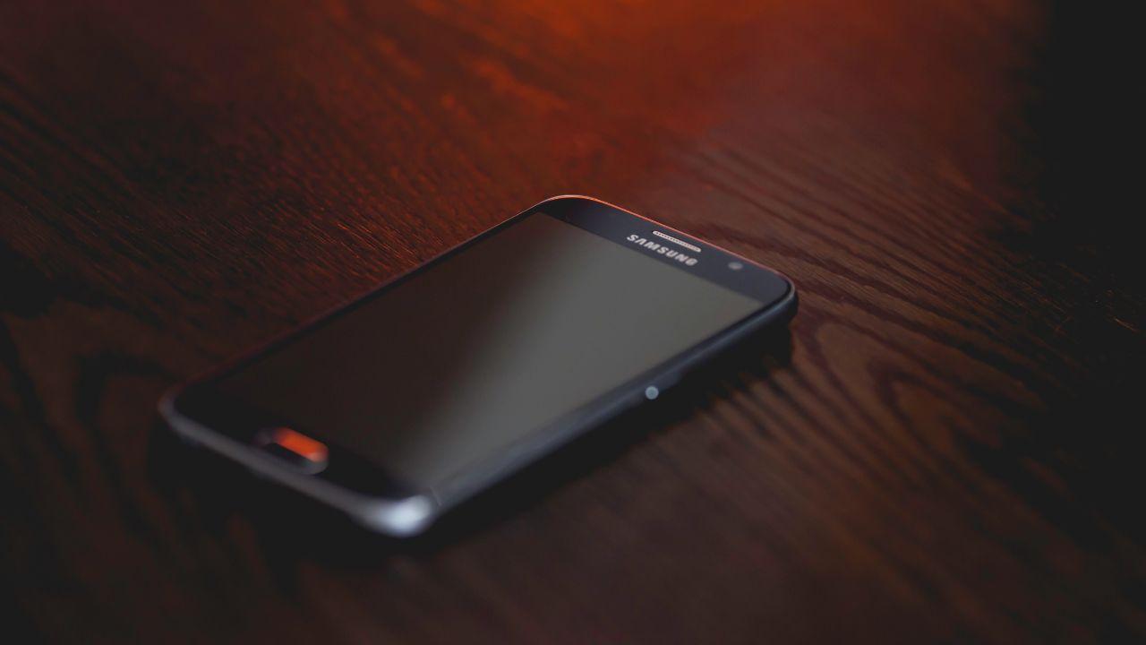 Un móvil antiguo fabricado por Samsung con la pantalla apagada
