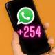 Un móvil con el logo de WhatsApp y el prefijo +254