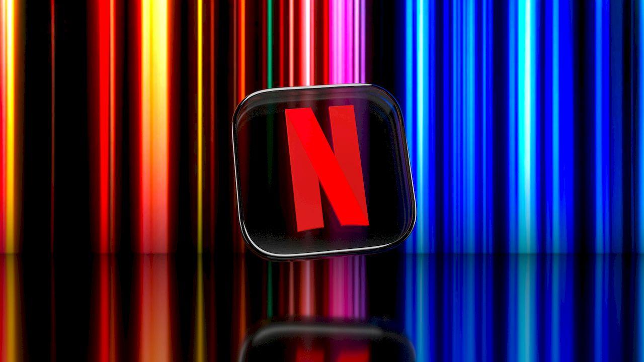Un logo de Netflix con una cortinilla de colores en el fondo