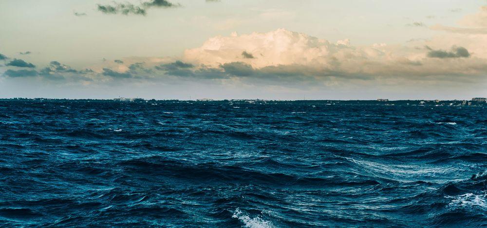 Una foto distante el océano con movimiento del agua