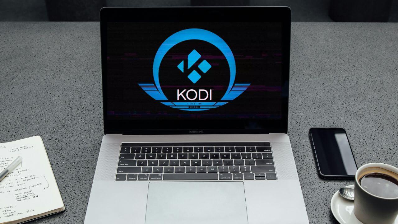 Un ordenador portátil con el logo de Kodi 21 Omega