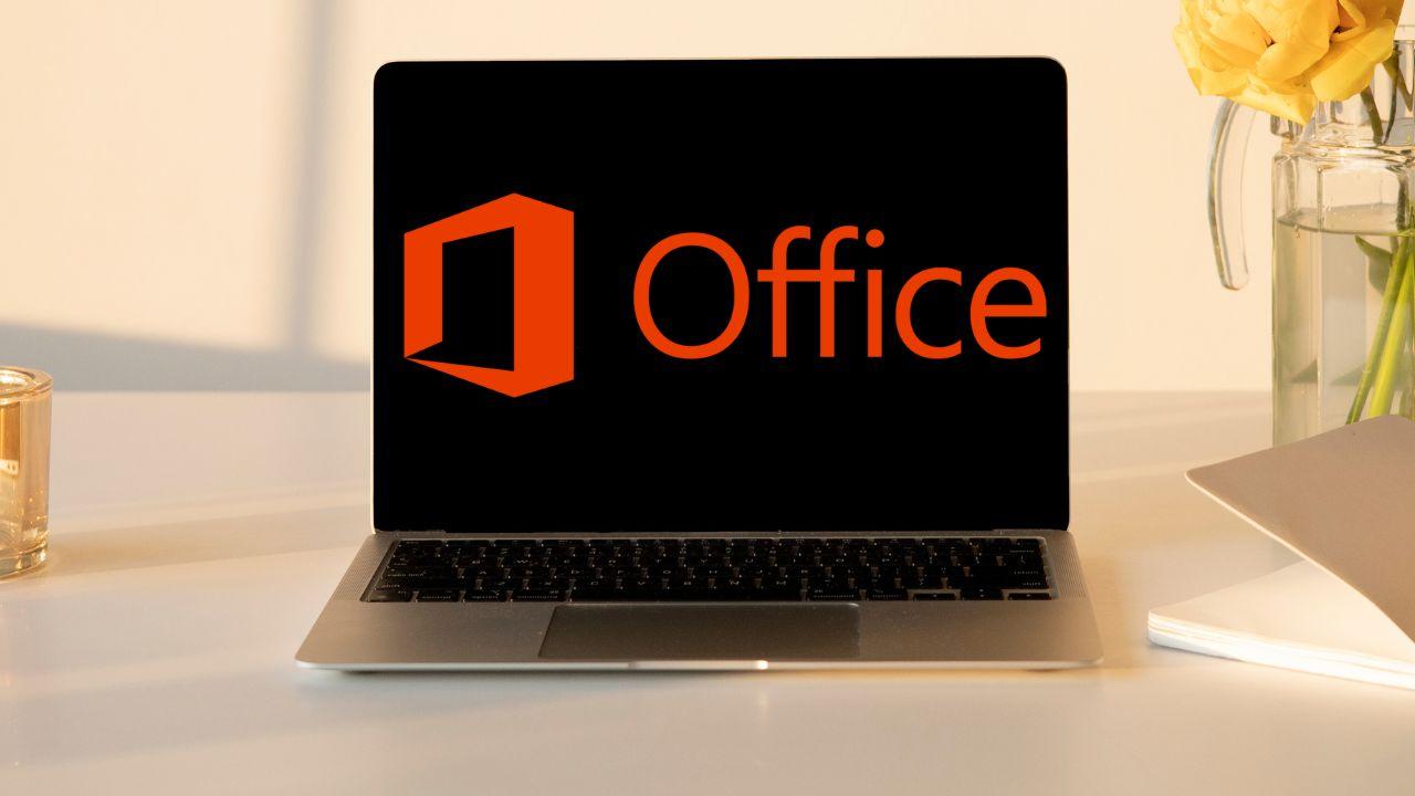 Un ordenador portátil con el logo de Office en su pantalla