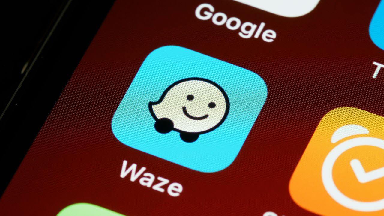 Icono de la aplicación Waze en la pantalla de un móvil