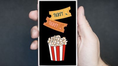 La pantalla de un móvil Android con imágenes de entradas de cine y palomitas