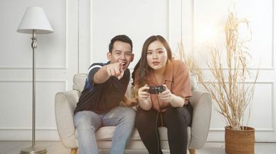 Pareja se echa una partida a la consola con mucha atención
