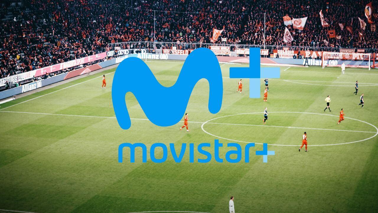 El logo de Movistar en un campo de fútbol