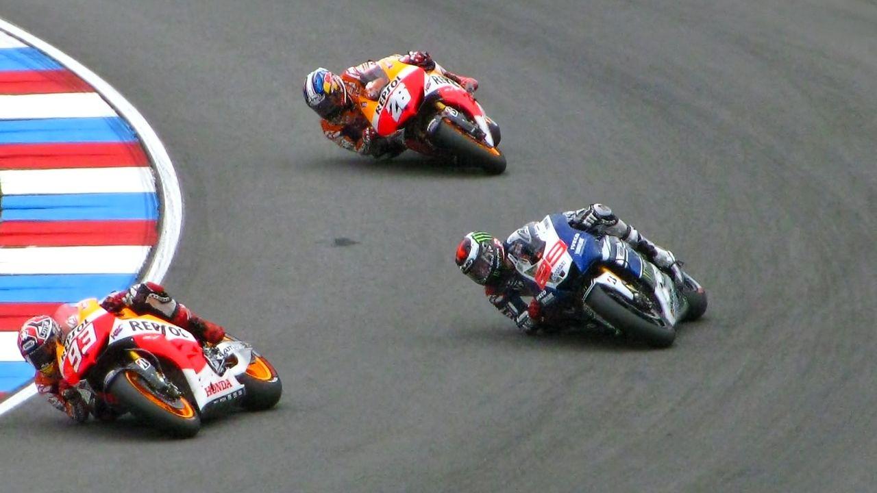 Tres pilotos de MotoGP en una curva