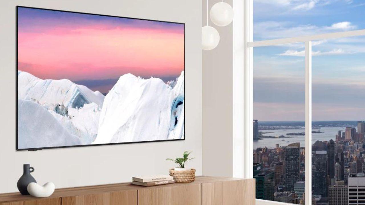 La Smart TV modelo Samsung 75QN85C instalada en la pared