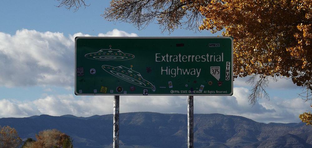 La señal de la carretera extraterrestre en Nevada