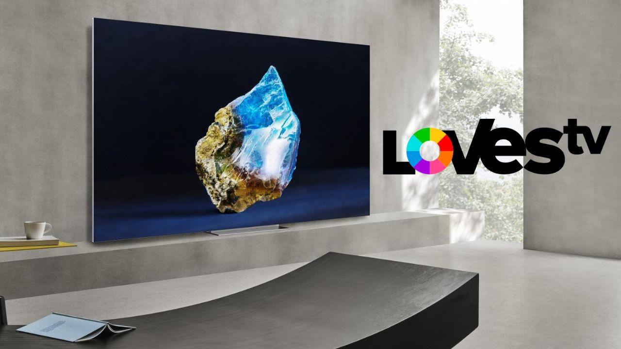 Una Smart TV de Samsung y el logo de LOVEStv en la imagen