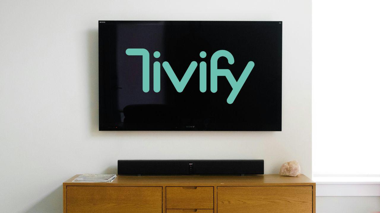 Una Smart TV con el logo del servicio Tivify