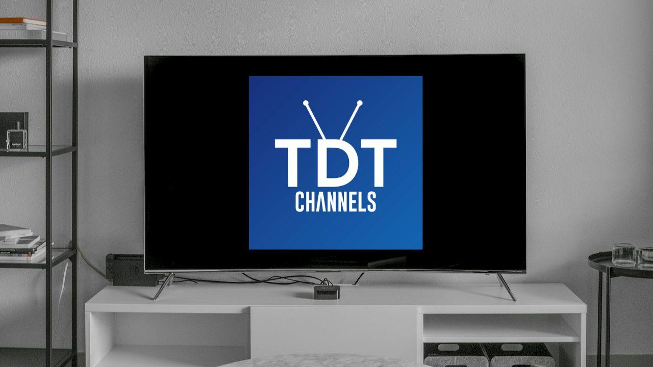 El logo de TDTChannels en una Smart TV con pantalla en negro