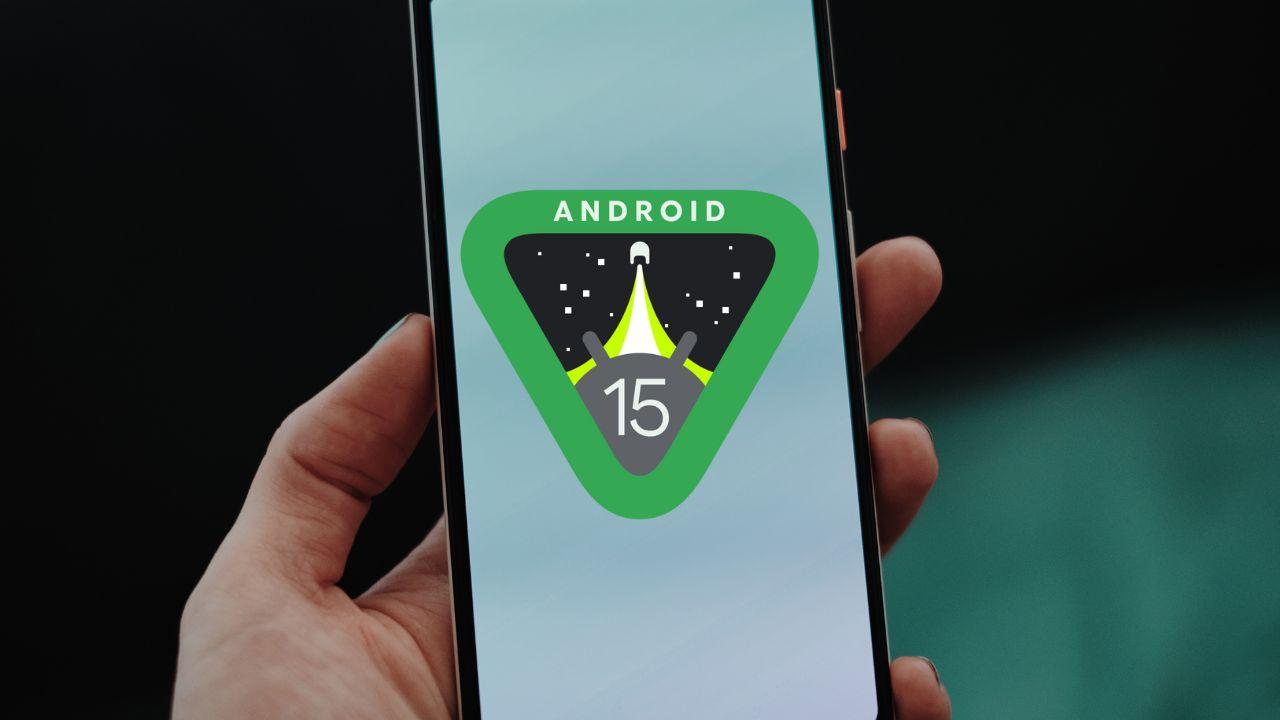 Un teléfono móvil con el logo de Android 15 en el centro de la pantalla