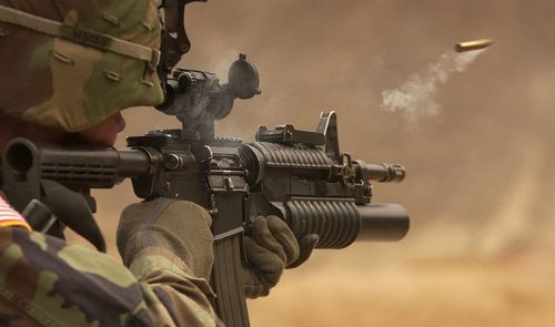 Un soldado norteamericano probando una de sus armas