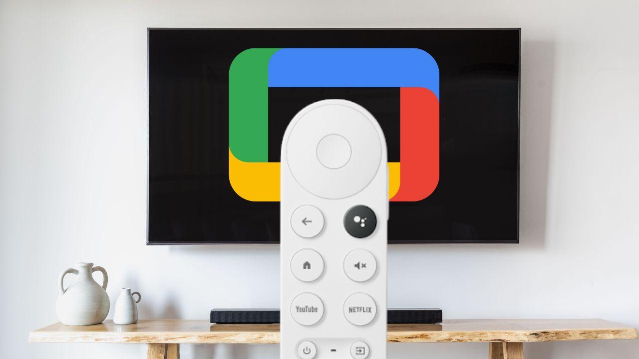 Un mando a distancia delante de una Smart TV con el logo de Google TV