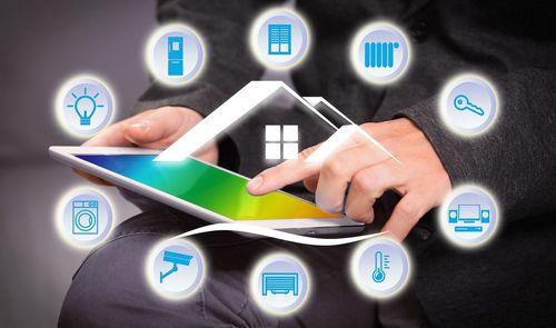 Un usuario tomando el control de su casa Smart